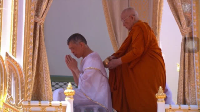 สมเด็จพระเจ้าอยู่หัวสรงพระมุรธาภิเษก