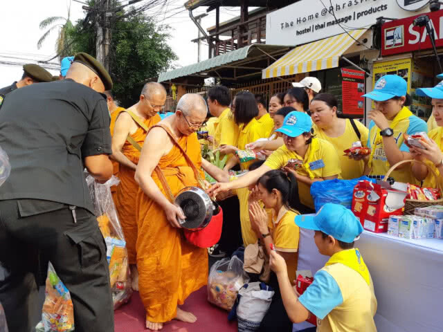 ชาวเชียงใหม่พร้อมใจใส่เสื้อสีเหลืองร่วมพิธีทำบุญตักบาตร