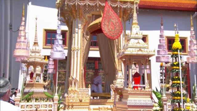 สมเด็จพระเจ้าอยู่หัวสรงพระมุรธาภิเษก