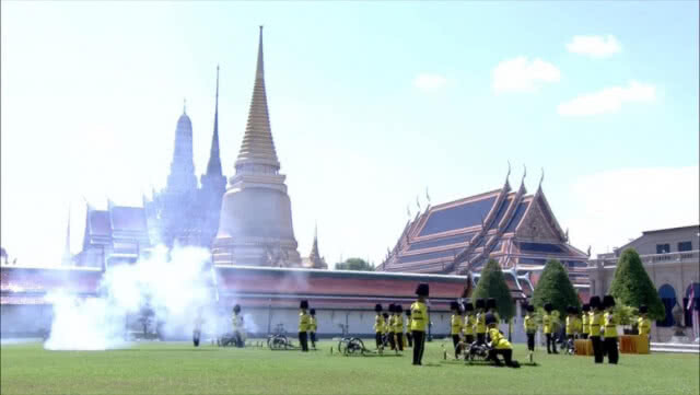 สมเด็จพระเจ้าอยู่หัวสรงพระมุรธาภิเษก