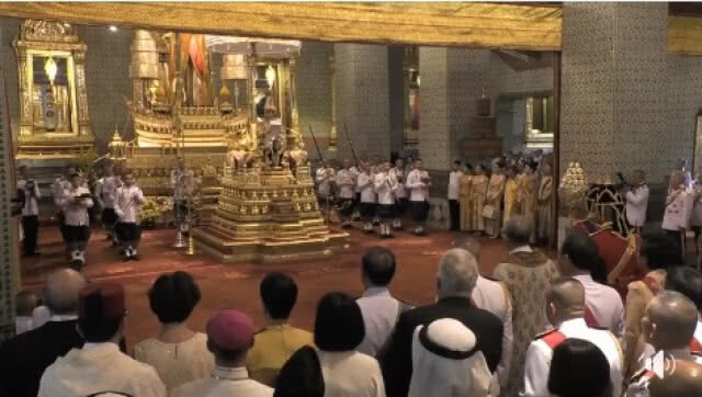 พระบาทสมเด็จพระเจ้าอยู่หัว เสด็จออกมหาสมาคม