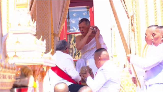 สมเด็จพระเจ้าอยู่หัวสรงพระมุรธาภิเษก