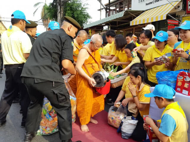 ชาวเชียงใหม่พร้อมใจใส่เสื้อสีเหลืองร่วมพิธีทำบุญตักบาตร