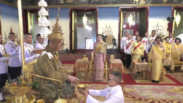 ขานพระนาม "พระบาทสมเด็จพระเจ้าอยู่หัว" โดยสมบูรณ์