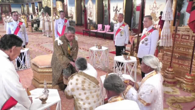 สมเด็จพระเจ้าอยู่หัว ทรงรับน้ำอภิเษก 8 ทิศ