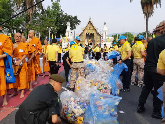 ชาวเชียงใหม่พร้อมใจใส่เสื้อสีเหลืองร่วมพิธีทำบุญตักบาตร