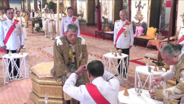 สมเด็จพระเจ้าอยู่หัว ทรงรับน้ำอภิเษก 8 ทิศ
