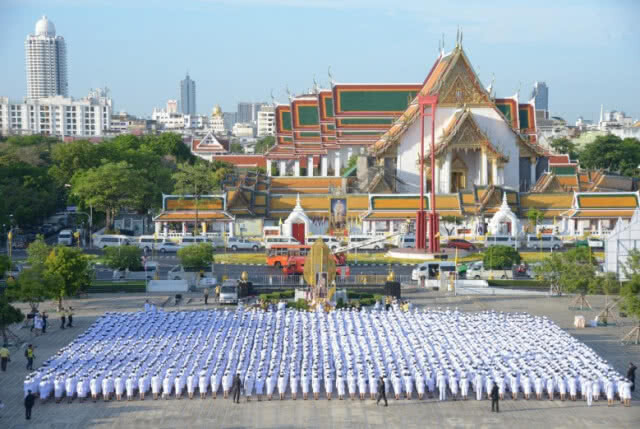 ผู้ว่าฯกทม. นำขรก.ถวายราชสักการะสมเด็จพระเจ้าอยู่หัว