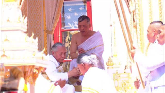 สมเด็จพระเจ้าอยู่หัวสรงพระมุรธาภิเษก
