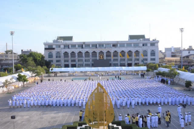 ผู้ว่าฯกทม. นำขรก.ถวายราชสักการะสมเด็จพระเจ้าอยู่หัว