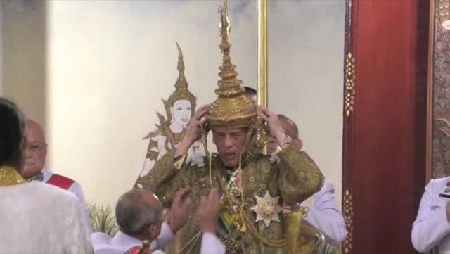ขานพระนาม "พระบาทสมเด็จพระเจ้าอยู่หัว" โดยสมบูรณ์
