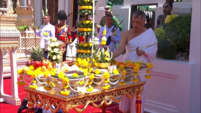 สมเด็จพระเจ้าอยู่หัวสรงพระมุรธาภิเษก
