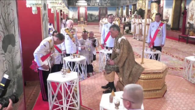 สมเด็จพระเจ้าอยู่หัว ทรงรับน้ำอภิเษก 8 ทิศ