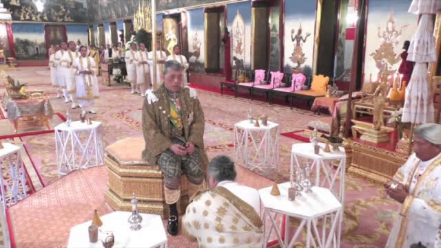 สมเด็จพระเจ้าอยู่หัว ทรงรับน้ำอภิเษก 8 ทิศ