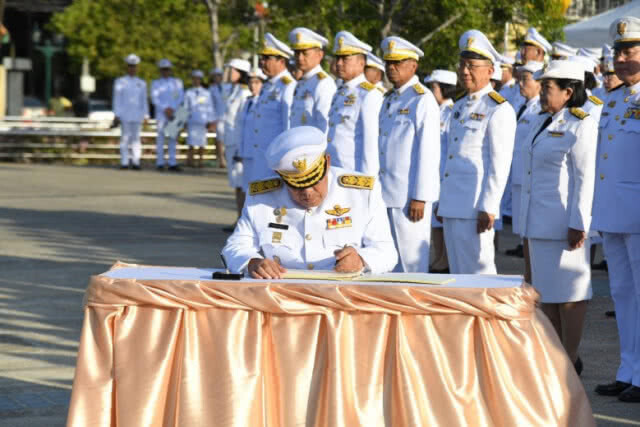ผู้ว่าฯกทม. นำขรก.ถวายราชสักการะสมเด็จพระเจ้าอยู่หัว