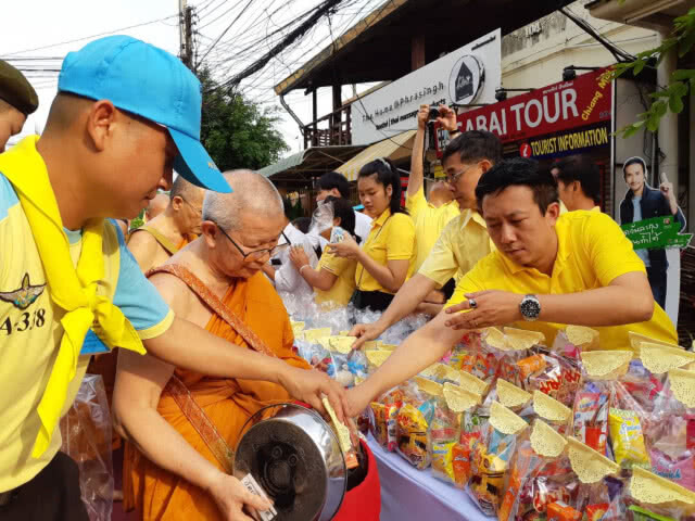 ชาวเชียงใหม่พร้อมใจใส่เสื้อสีเหลืองร่วมพิธีทำบุญตักบาตร