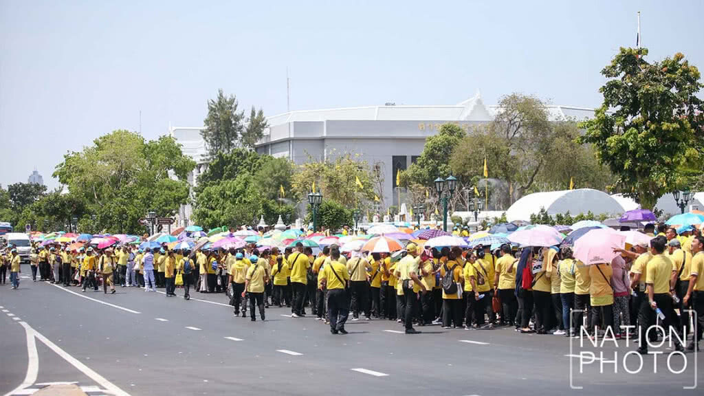 ประชาชน เริ่มเข้าจับจองพื้นที่สะพานผ่านฟ้าลีลาศ ประชาชน เริ่มเข้าจับจองพื้นที่สะพานผ่านฟ้าลีลาศ