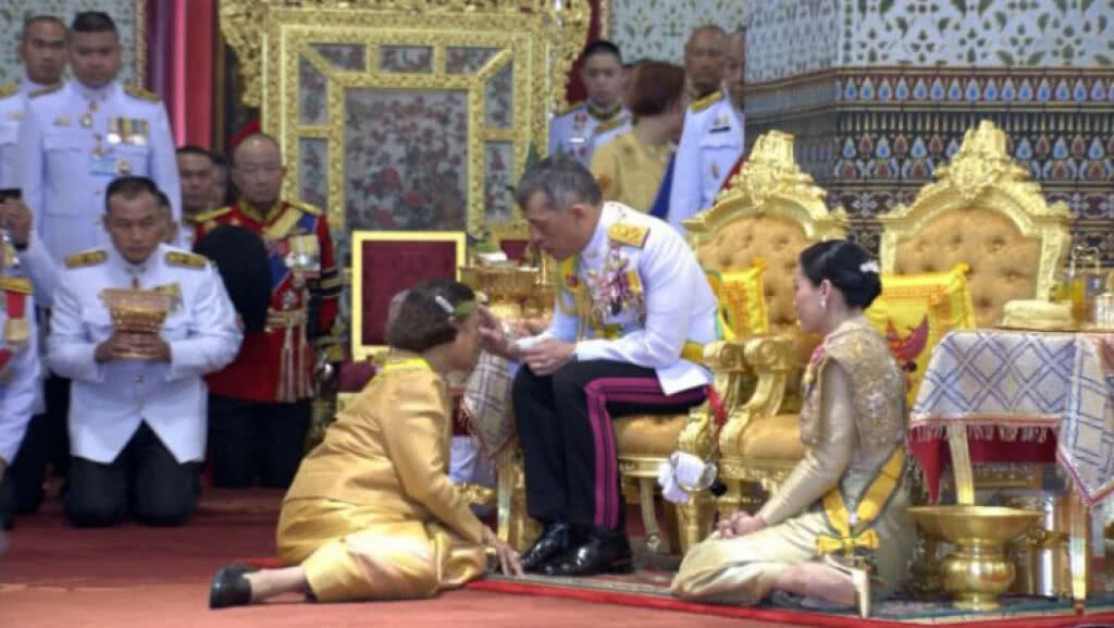 เฉลิมพระปรมาภิไธย พระนามาภิไธย และสถาปนาพระฐานันดรศักดิ์พระบรมวงศ์