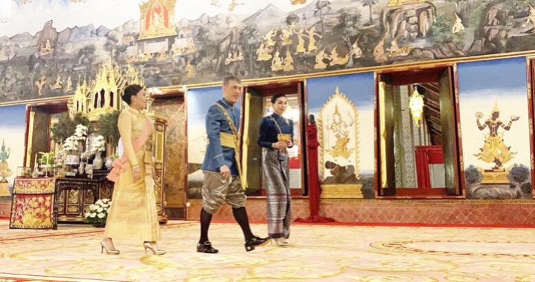 "ในหลวง"และพระราชินีเฉลิมพระราชมณเฑียร "ในหลวง"และพระราชินีเฉลิมพระราชมณเฑียร