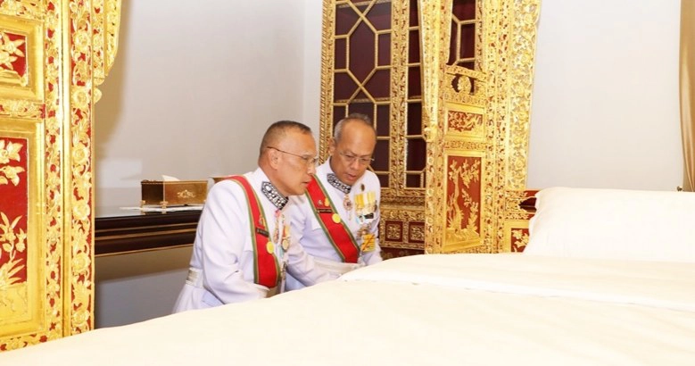 "ในหลวง"และพระราชินีเฉลิมพระราชมณเฑียร 