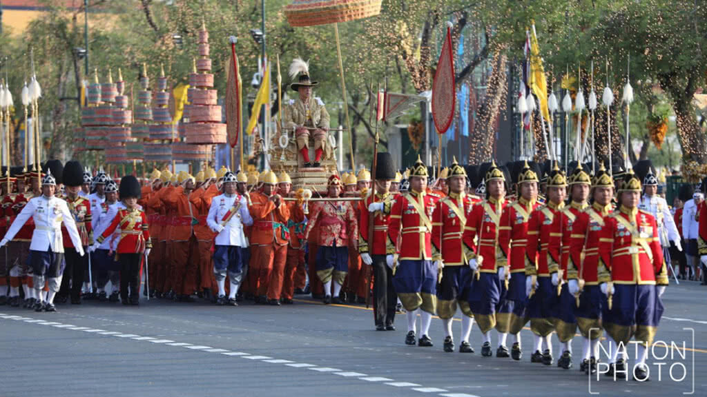 พระบาทสมเด็จพระเจ้าอยู่หัว เสด็จพระราชดำเนินเลียบพระนคร พระแม่ธรณีบีบมวยผม พระบาทสมเด็จพระเจ้าอยู่หัว เสด็จพระราชดำเนินเลียบพระนคร พระแม่ธรณีบีบมวยผม