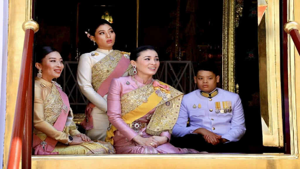 ภาพสุดประทับใจ "สมเด็จพระนางเจ้าสุทิดาฯ พระบรมราชินี" พร้อมพระบรมวงศ์ ภาพสุดประทับใจ "สมเด็จพระนางเจ้าสุทิดาฯ พระบรมราชินี" พร้อมพระบรมวงศ์