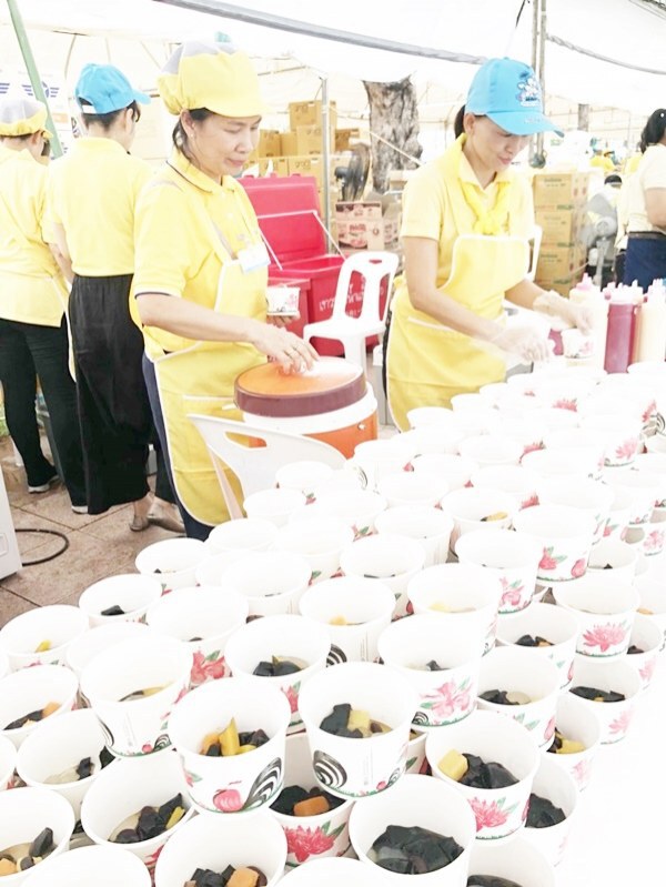 "อาหาร-น้ำดื่ม" พระราชทานพร้อมบริการประชาชน