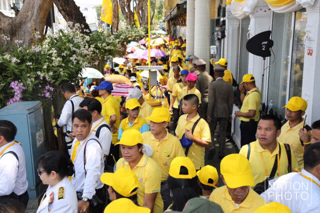 พสกนิกรแน่น! รอชมพระบารมี
