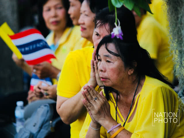 พสกนิกรแน่น! รอชมพระบารมี