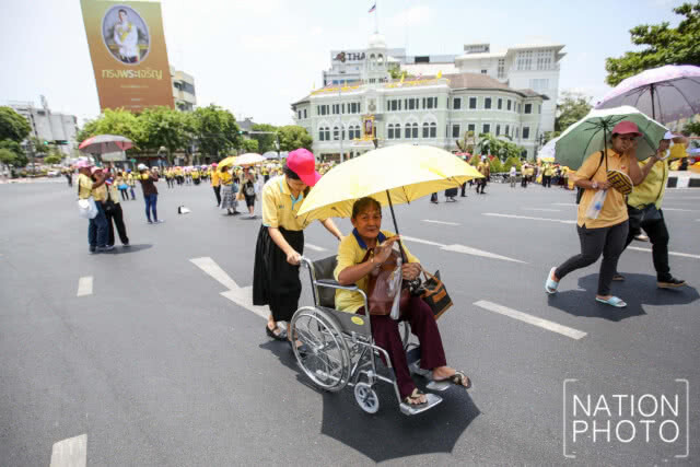 ประชาชน เริ่มเข้าจับจองพื้นที่สะพานผ่านฟ้าลีลาศ