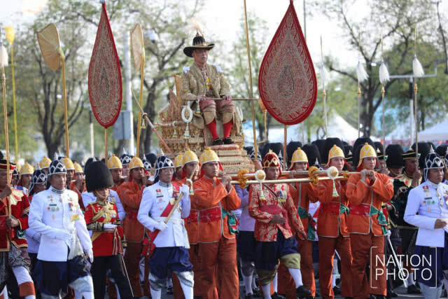 พระบาทสมเด็จพระเจ้าอยู่หัว เสด็จพระราชดำเนินเลียบพระนคร พระแม่ธรณีบีบมวยผม