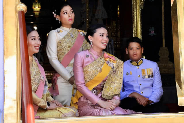 ภาพสุดประทับใจ "สมเด็จพระนางเจ้าสุทิดาฯ พระบรมราชินี" พร้อมพระบรมวงศ์