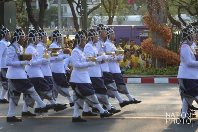พระบาทสมเด็จพระเจ้าอยู่หัว เสด็จพระราชดำเนินเลียบพระนคร พระแม่ธรณีบีบมวยผม