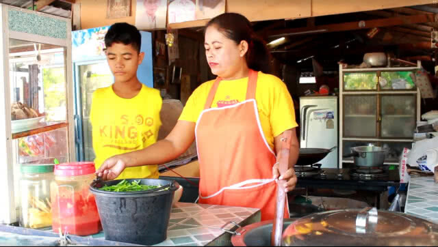 "น้องทาม" เด็กไร้แขนปลาบปลื้มติดตามการถ่ายทอดพระราชพิธี