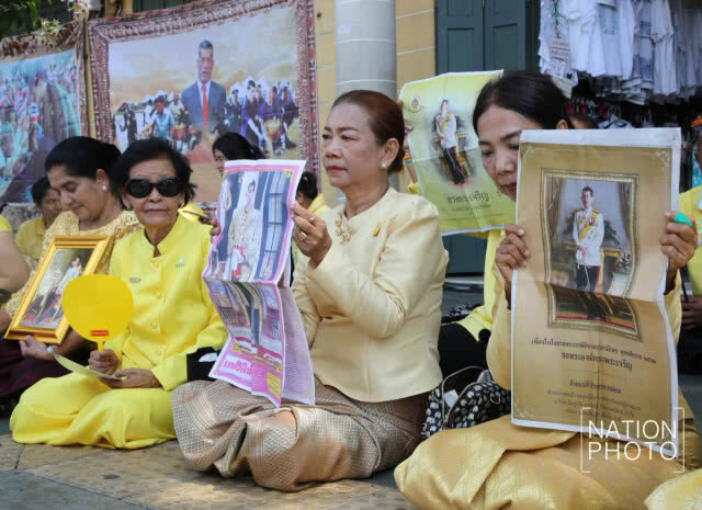 พสกนิกรแน่น! รอชมพระบารมี