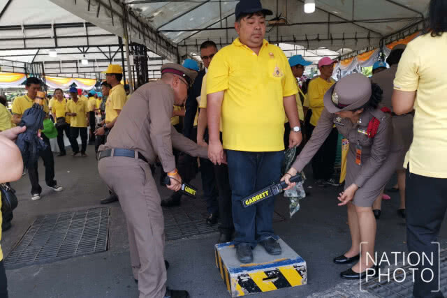 ประชาชน เริ่มเข้าจับจองพื้นที่สะพานผ่านฟ้าลีลาศ