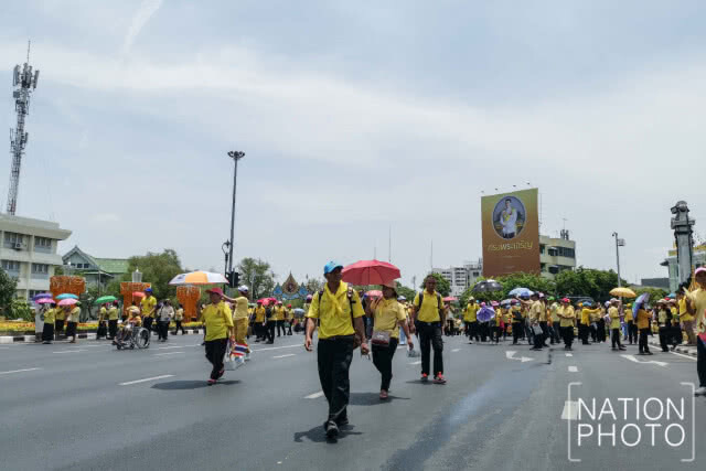 ประชาชน เริ่มเข้าจับจองพื้นที่สะพานผ่านฟ้าลีลาศ