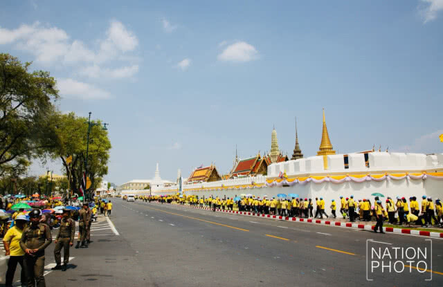 พสกนิกรแน่น! รอชมพระบารมี