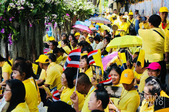 พสกนิกรแน่น! รอชมพระบารมี