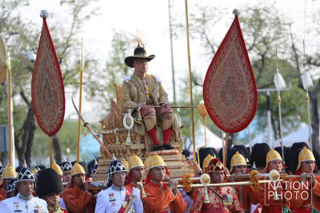 พระบาทสมเด็จพระเจ้าอยู่หัว เสด็จพระราชดำเนินเลียบพระนคร พระแม่ธรณีบีบมวยผม