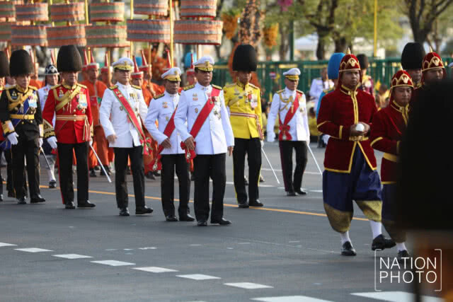 พระบาทสมเด็จพระเจ้าอยู่หัว เสด็จพระราชดำเนินเลียบพระนคร พระแม่ธรณีบีบมวยผม