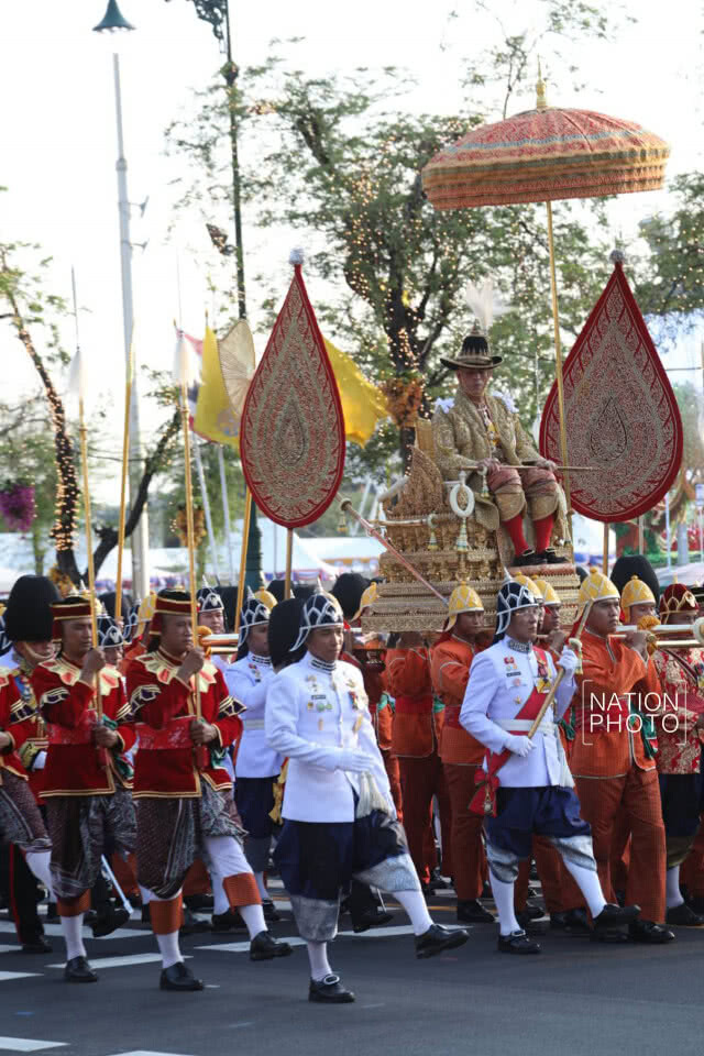 พระบาทสมเด็จพระเจ้าอยู่หัว เสด็จพระราชดำเนินเลียบพระนคร พระแม่ธรณีบีบมวยผม