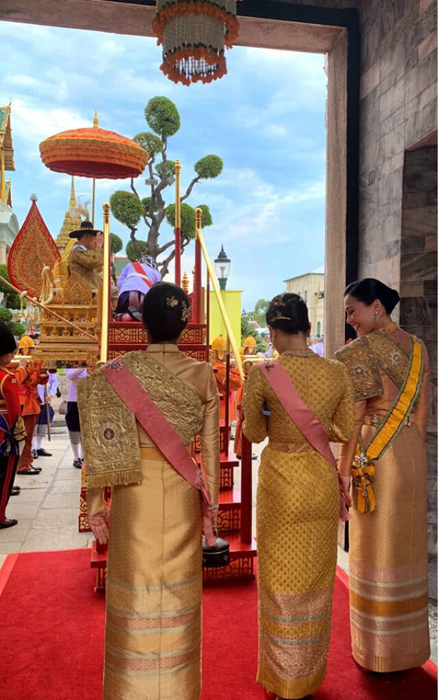 ภาพสุดประทับใจ "สมเด็จพระนางเจ้าสุทิดาฯ พระบรมราชินี" พร้อมพระบรมวงศ์