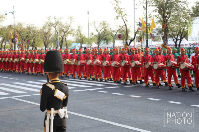 พระบาทสมเด็จพระเจ้าอยู่หัว เสด็จพระราชดำเนินเลียบพระนคร พระแม่ธรณีบีบมวยผม