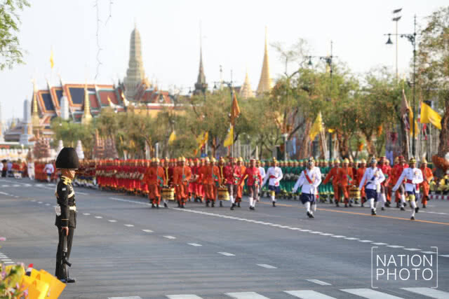 พระบาทสมเด็จพระเจ้าอยู่หัว เสด็จพระราชดำเนินเลียบพระนคร พระแม่ธรณีบีบมวยผม
