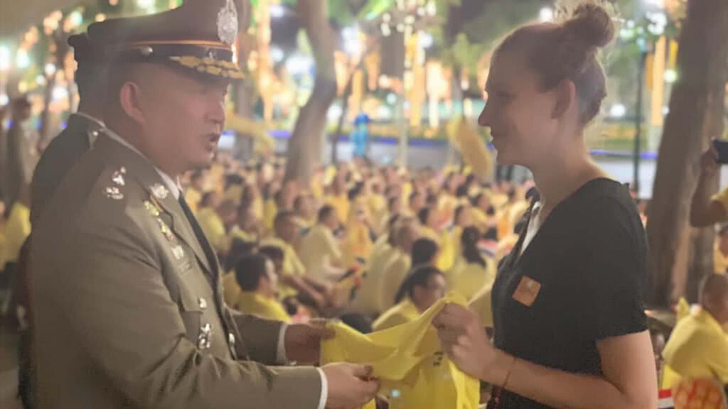 เผยภาพสุดประทับใจ เมื่อชาวต่างชาติ เฝ้ารอชื่นชมพระบารมี เผยภาพสุดประทับใจ เมื่อชาวต่างชาติ เฝ้ารอชื่นชมพระบารมี