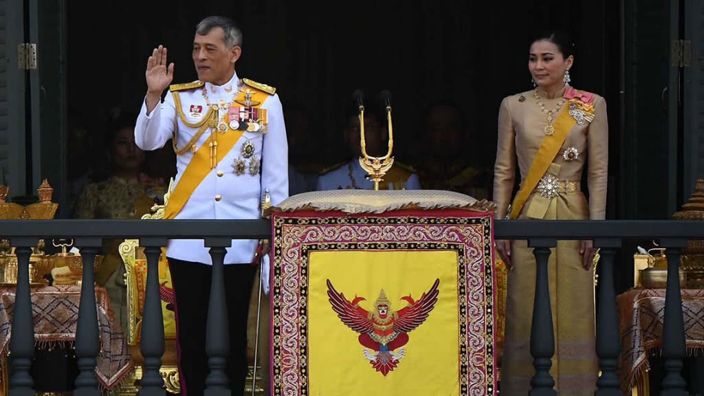 "พระเจ้าอยู่หัว-พระราชินี" เสด็จออกสีหบัญชร "พระเจ้าอยู่หัว-พระราชินี" เสด็จออกสีหบัญชร