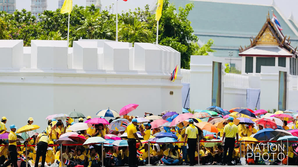 พสกนิกร เฝ้ารอ เสด็จออก ณ สีหบัญชร พระที่นั่งสุทไธสวรรย์ปราสาท พสกนิกร เฝ้ารอ เสด็จออก ณ สีหบัญชร พระที่นั่งสุทไธสวรรย์ปราสาท