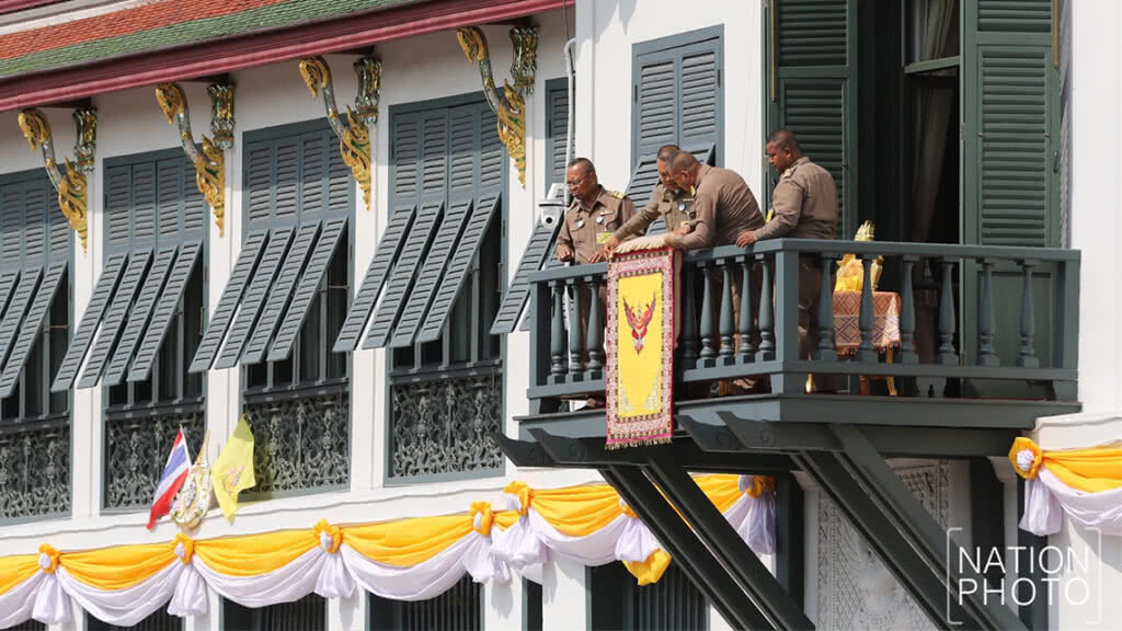 เจ้าหน้าที่ ประดับ ครุฑพ่าห์ ณ สีหบัญชร พระที่นั่งสุทไธสวรรย์ปราสาท เจ้าหน้าที่ ประดับ ครุฑพ่าห์ ณ สีหบัญชร พระที่นั่งสุทไธสวรรย์ปราสาท