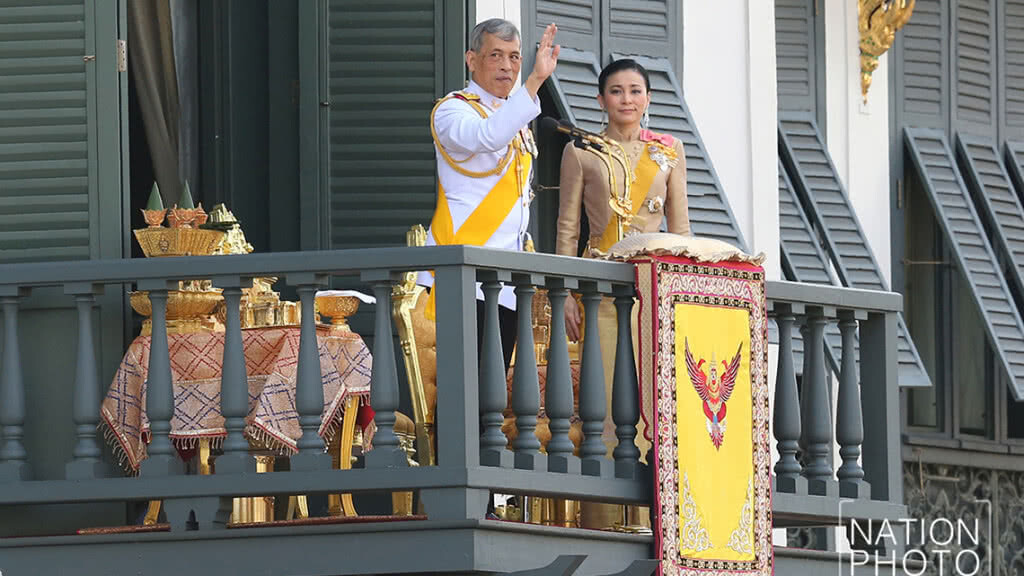 "ทรงพระเจริญ" กึกก้อง! "ในหลวง ราชินี" เสด็จฯออกสีหบัญชร "ทรงพระเจริญ" กึกก้อง! "ในหลวง ราชินี" เสด็จฯออกสีหบัญชร